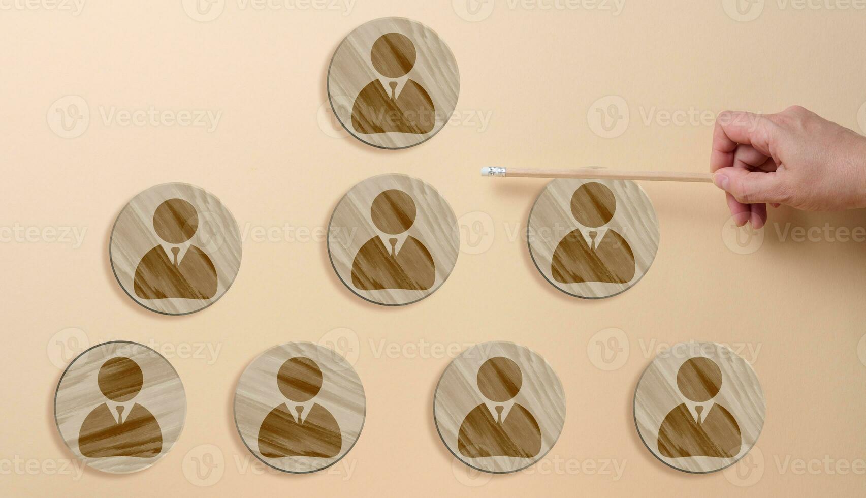 circular de madera placas con personal íconos y un mano, representando el concepto de organizativo estructura foto