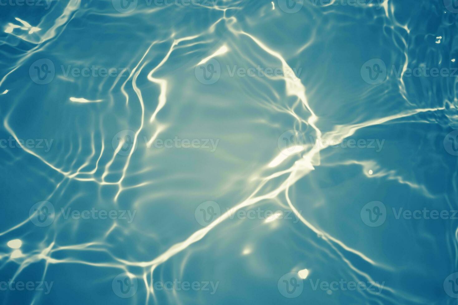 desenfoque borroso transparente color azul claro agua tranquila textura superficial con salpicaduras y burbujas. fondo de naturaleza abstracta de moda. ondas de agua a la luz del sol con espacio de copia. acuarela azul brillante foto