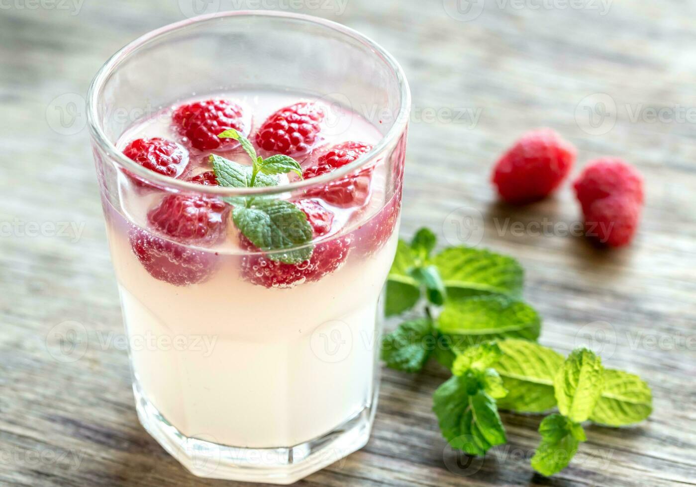 Sparkling Raspberry - Limoncello Cocktail photo