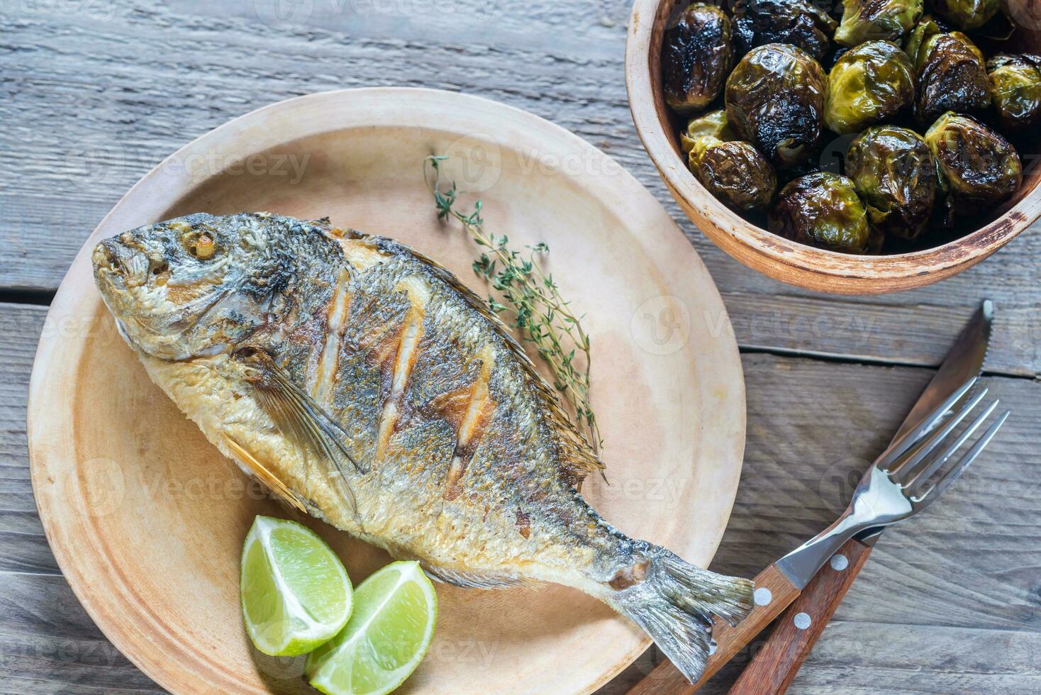 A la parrilla dorade royale pescado con Fresco y horneado vegetales foto