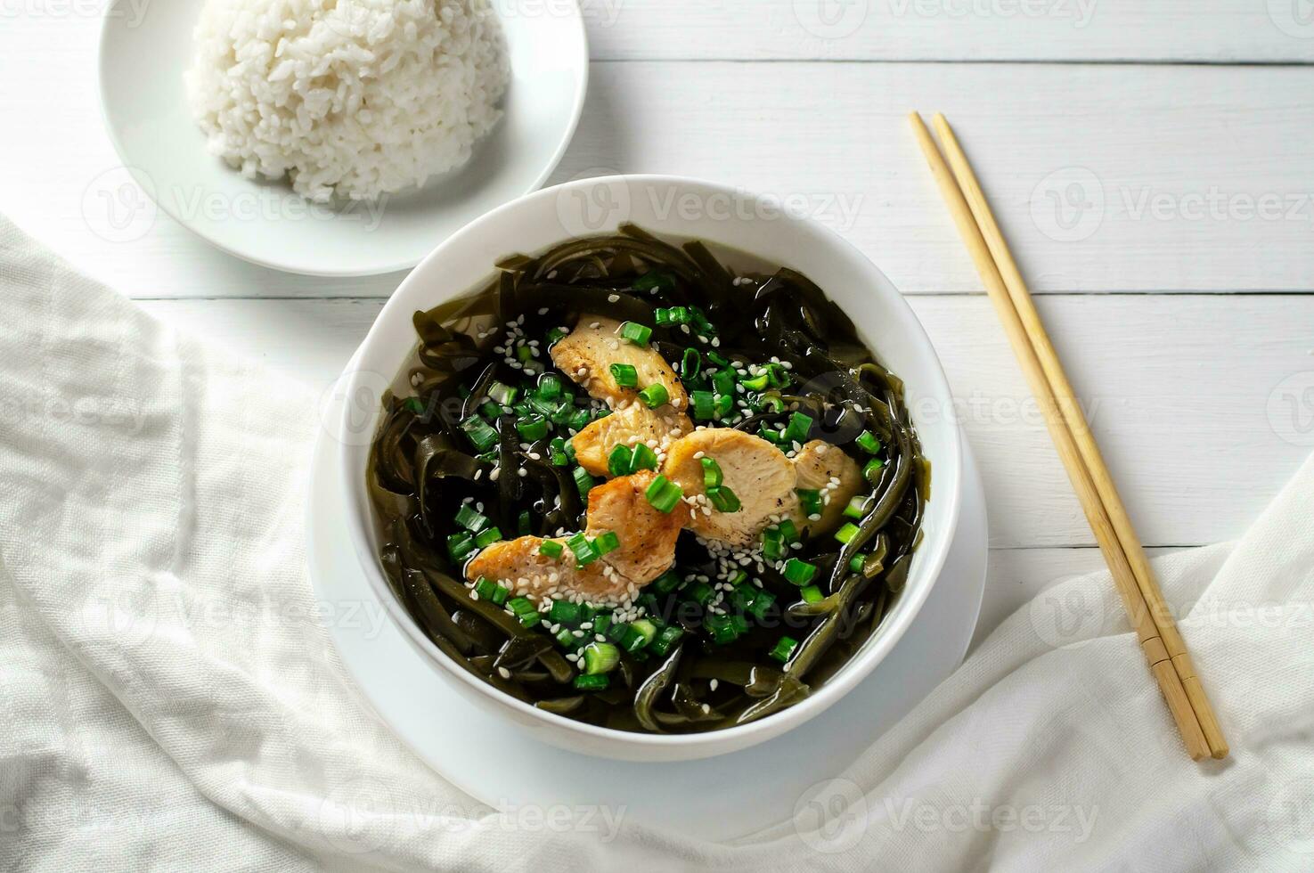 coreano cocina. sano comidas para embarazada mujer. algas marinas sopa con carne en un blanco bol. cumpleaños sopa. tradición. costumbre. parte superior vista. foto