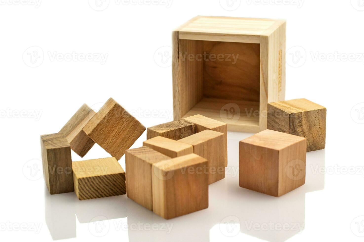 de madera cerebro cubo. de madera rompecabezas hecho arriba de partes aislado en un blanco antecedentes. negocio éxito concepto. diseño para presentación. foto