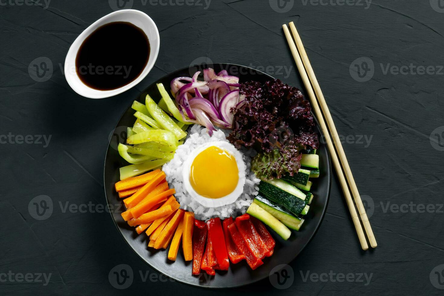 de cerca de un coreano plato, con un variedad de aperitivos con vegetales y huevos. dieta. bibimbap. parte superior vista. redondo lámina. foto