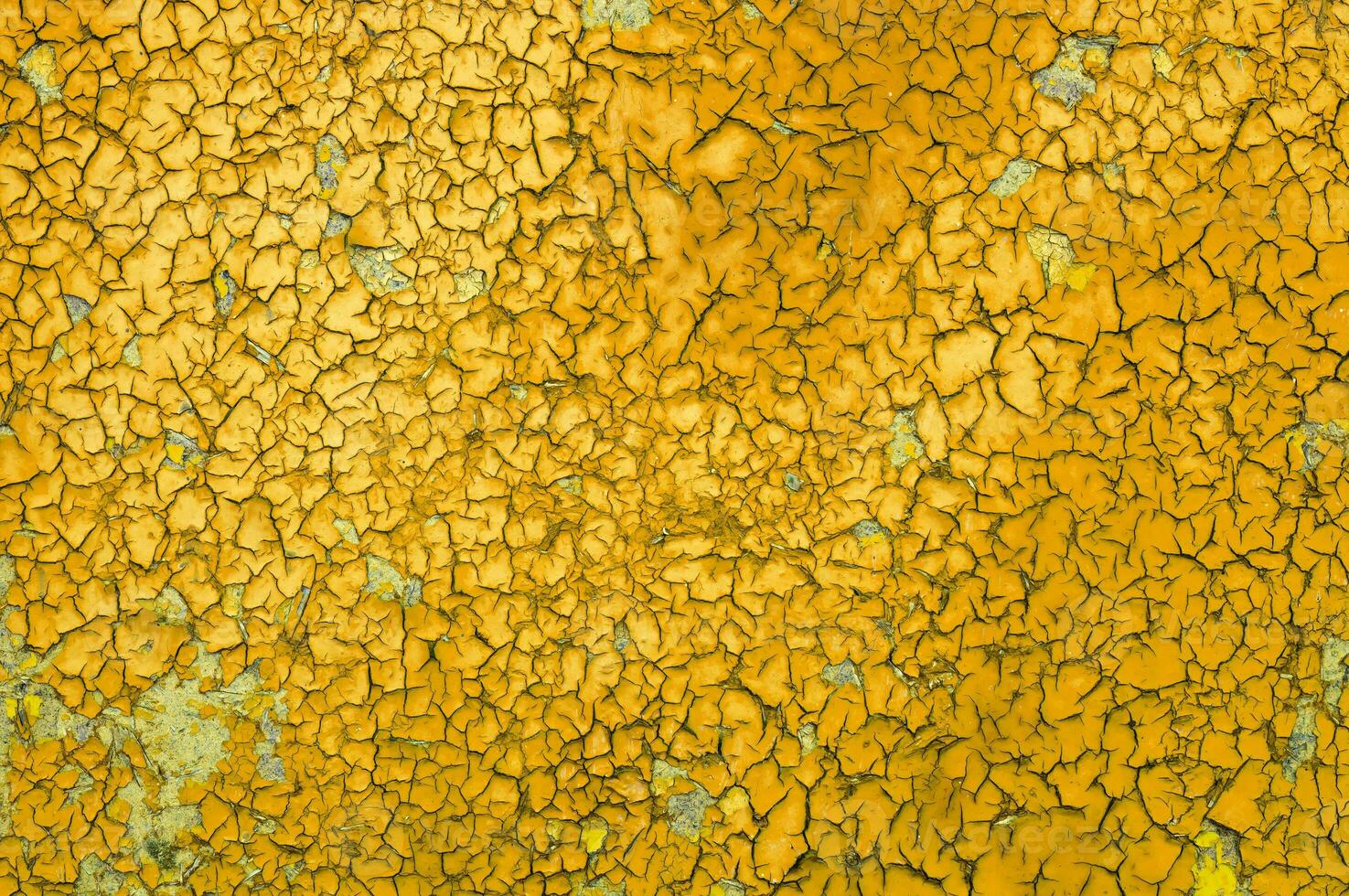antecedentes de el antiguo aceitoso amarillo pintar es agrietado por el clima. textura. foto