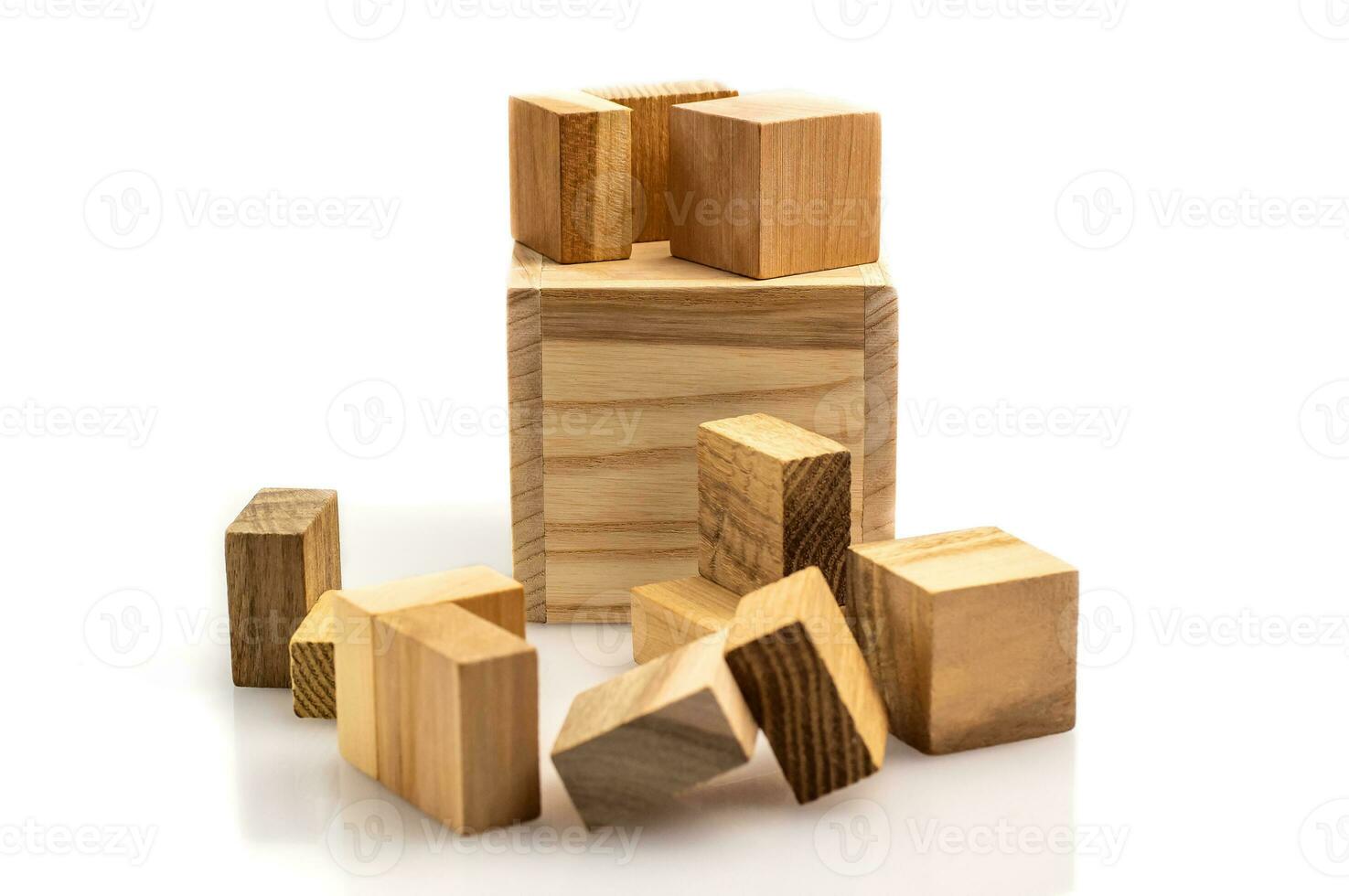 de madera cerebro cubo. de madera rompecabezas hecho arriba de partes aislado en un blanco antecedentes. negocio éxito concepto. diseño para presentación. foto