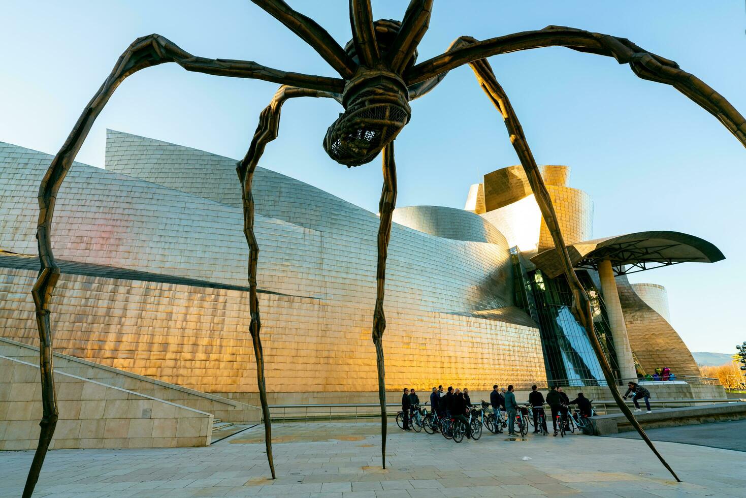 bilbao, españa-diciembre 18, 2021 viaje puntos de referencia a bilbao ciudad, España. araña por Louise burgués. escultura encontró en guggenheim museo de bilbao, España. maman araña. viaje destino en Europa. foto