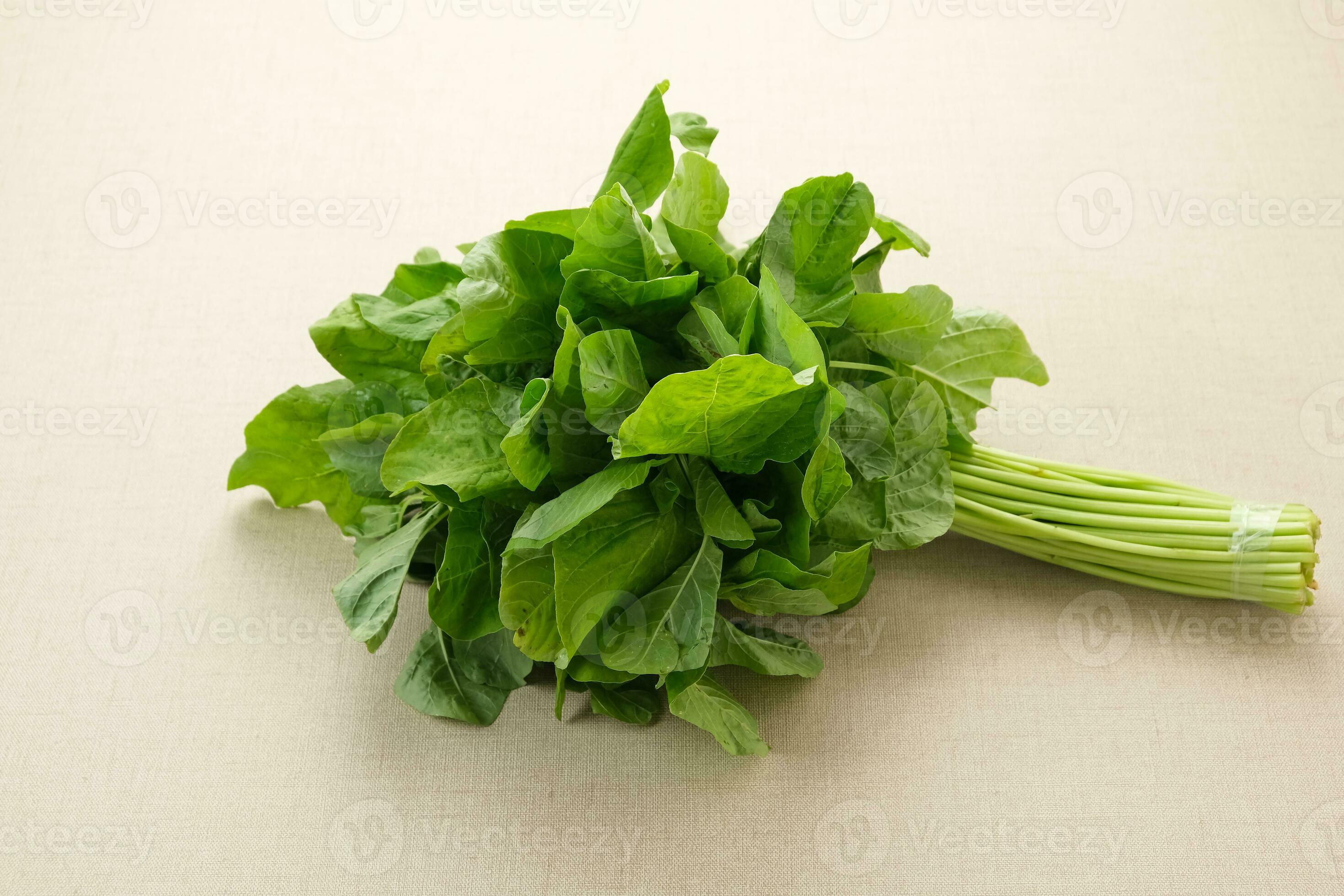 Bunch of raw fresh spinach leaves on wooden table 32087953 Stock Photo at  Vecteezy
