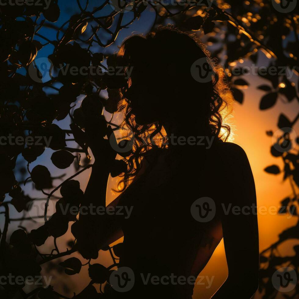 silueta de un mujer en pie en frente de un árbol a puesta de sol generativo ai foto