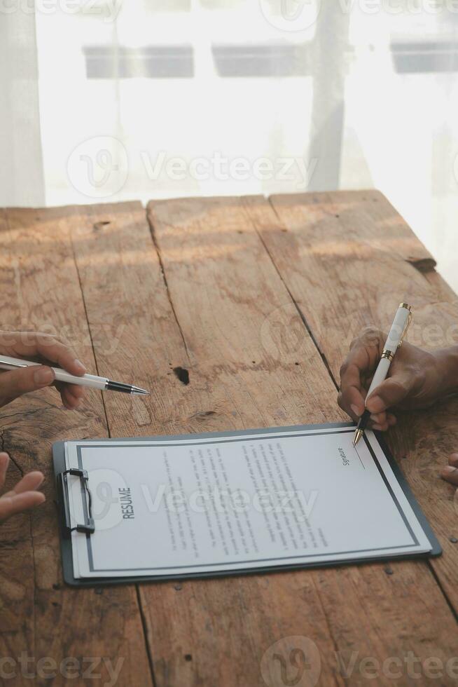 cerca arriba ver de trabajo entrevista en oficina, atención en currículum escritura consejos, empleador revisando bueno CV de preparado experto solicitante, reclutador considerando solicitud, hora gerente haciendo contratación decisión foto