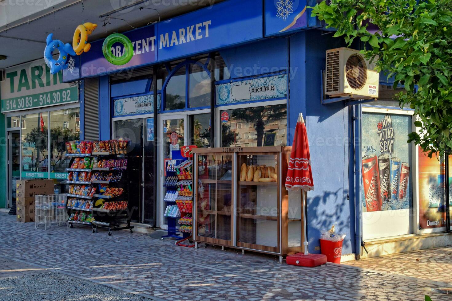 ver de el turco ciudad de Alanya en un calentar verano día en por lo general el edificios foto