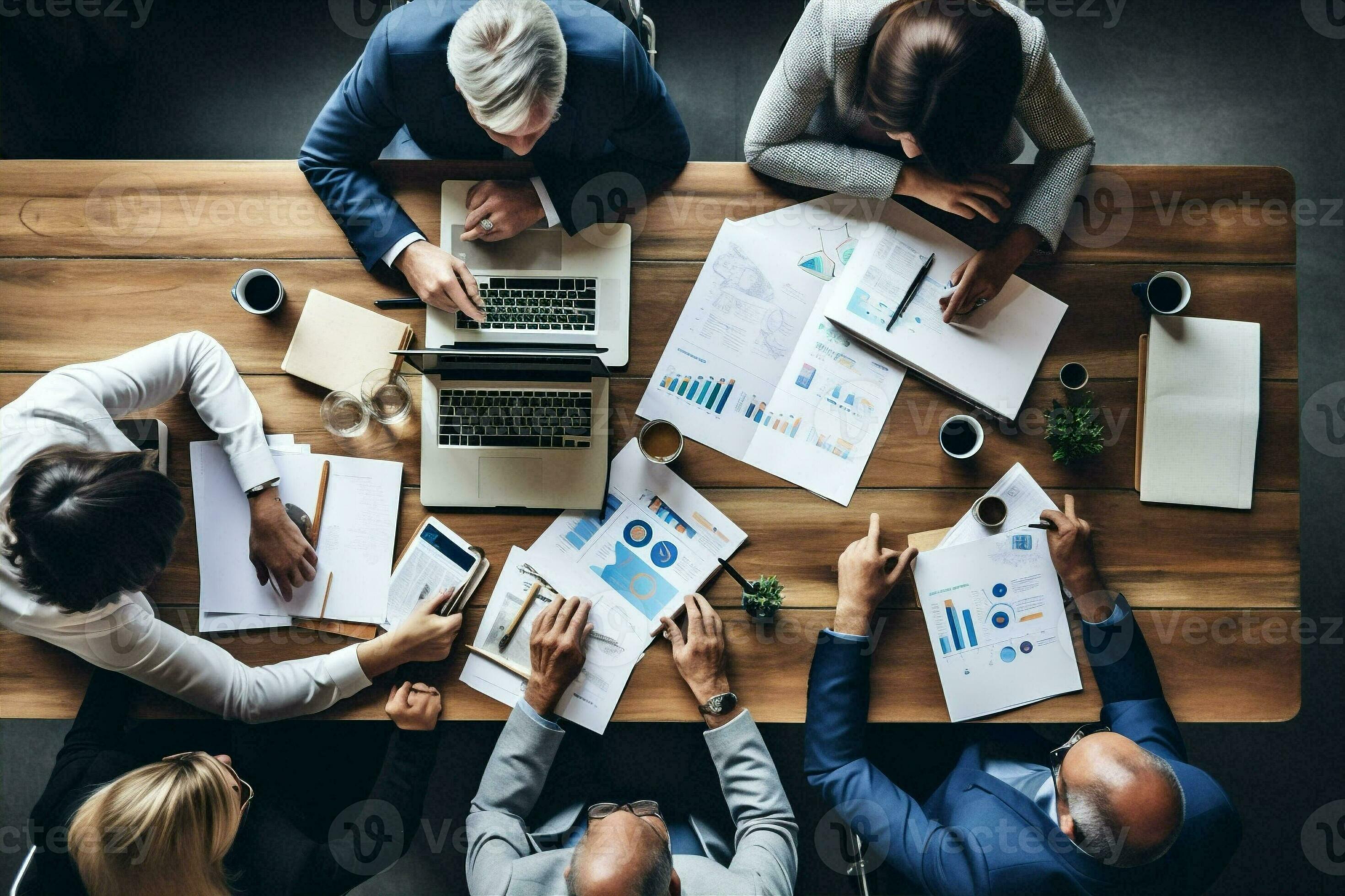 Discussion laptop group cooperation computer team business brainstorming meeting office teamwork desk 32167627 Stock Photo at Vecteezy