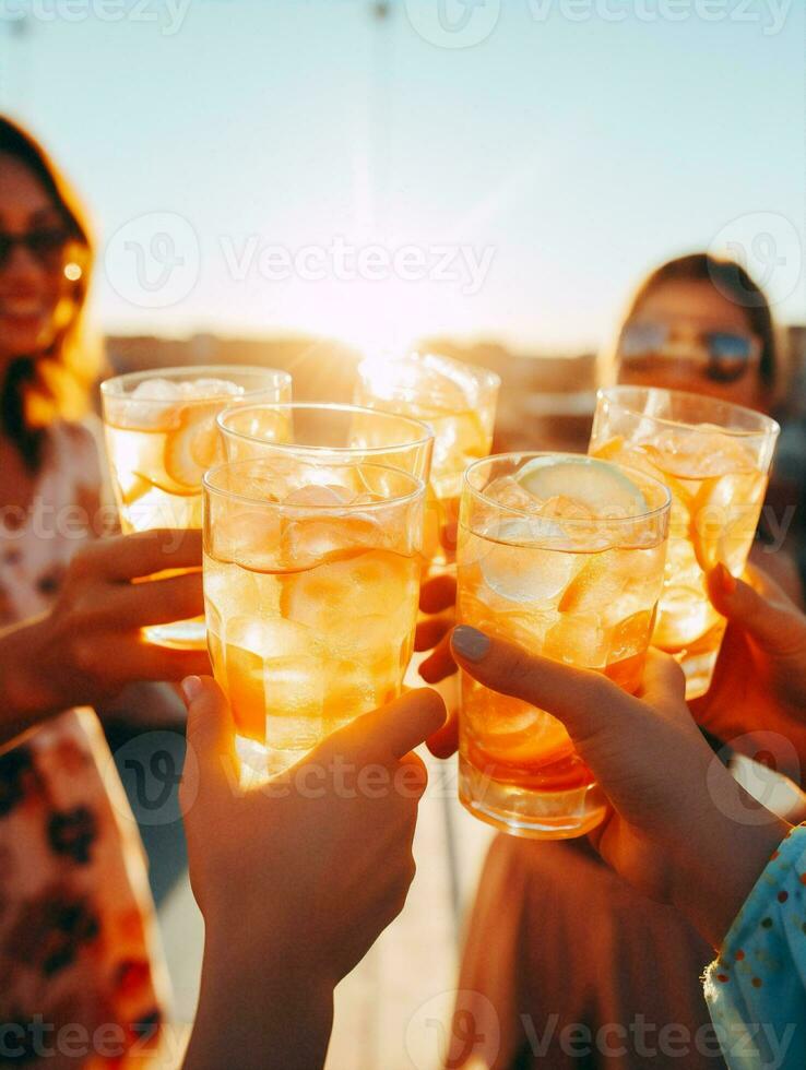 Bebiendo alcohol divertido vino cóctel fiesta celebrar sonrisa grupo verano personas amistad cerveza salud foto