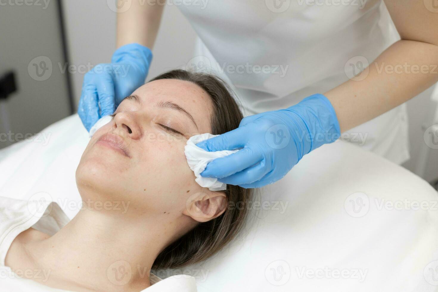 mujer recepción hidrafacial tratamiento en belleza salón foto