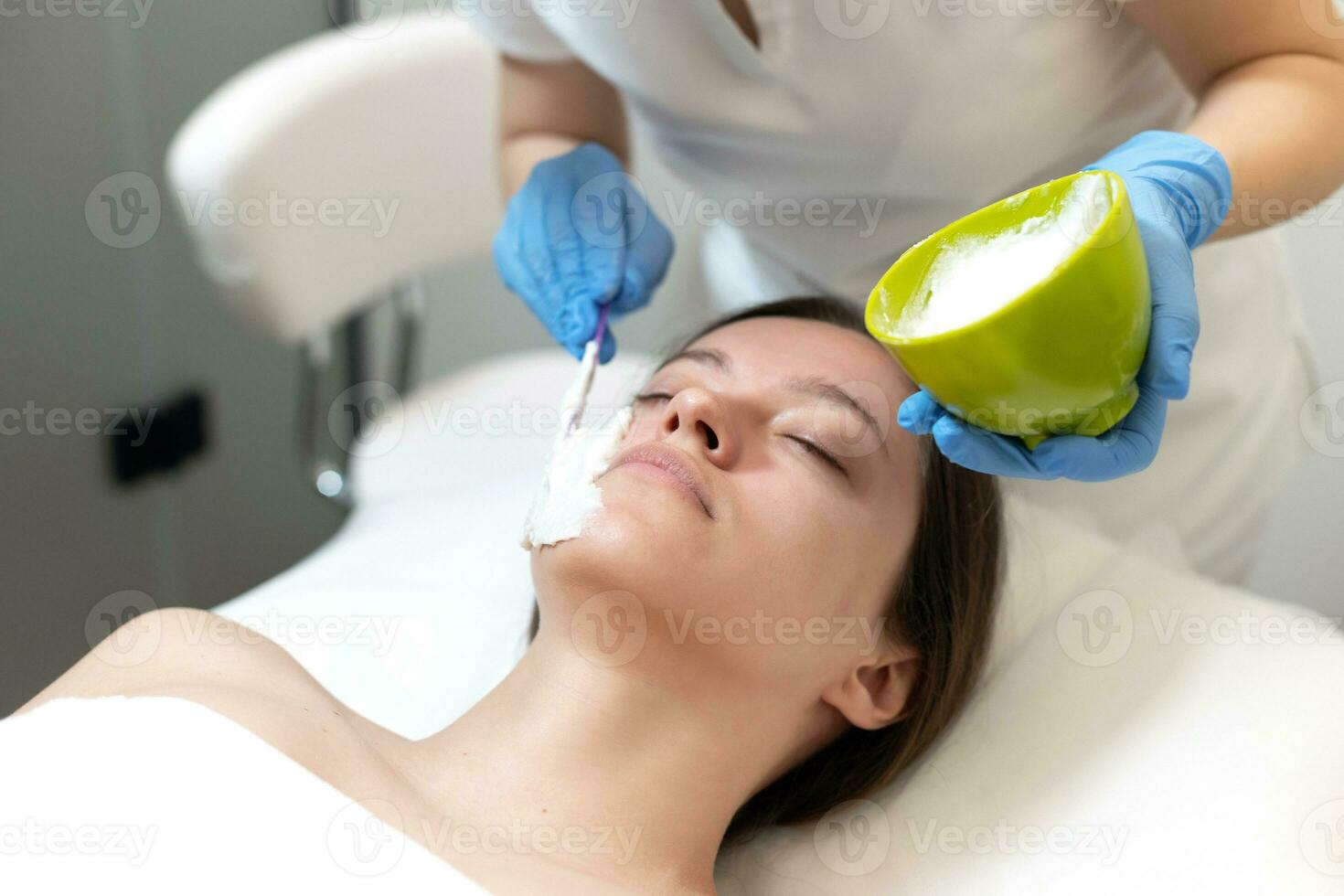 mujer recepción hidrafacial tratamiento en belleza salón foto