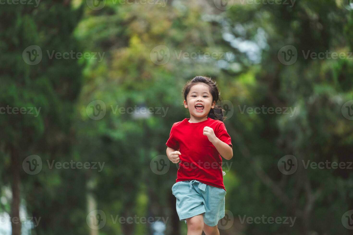 contento bebé asiático niña sonriente. pequeño niña corriendo y sonriente a puesta de sol contento bebé niña sonriente. pequeño bebé corriendo a puesta de sol. linda bebé corriendo a patio de recreo jardín. foto