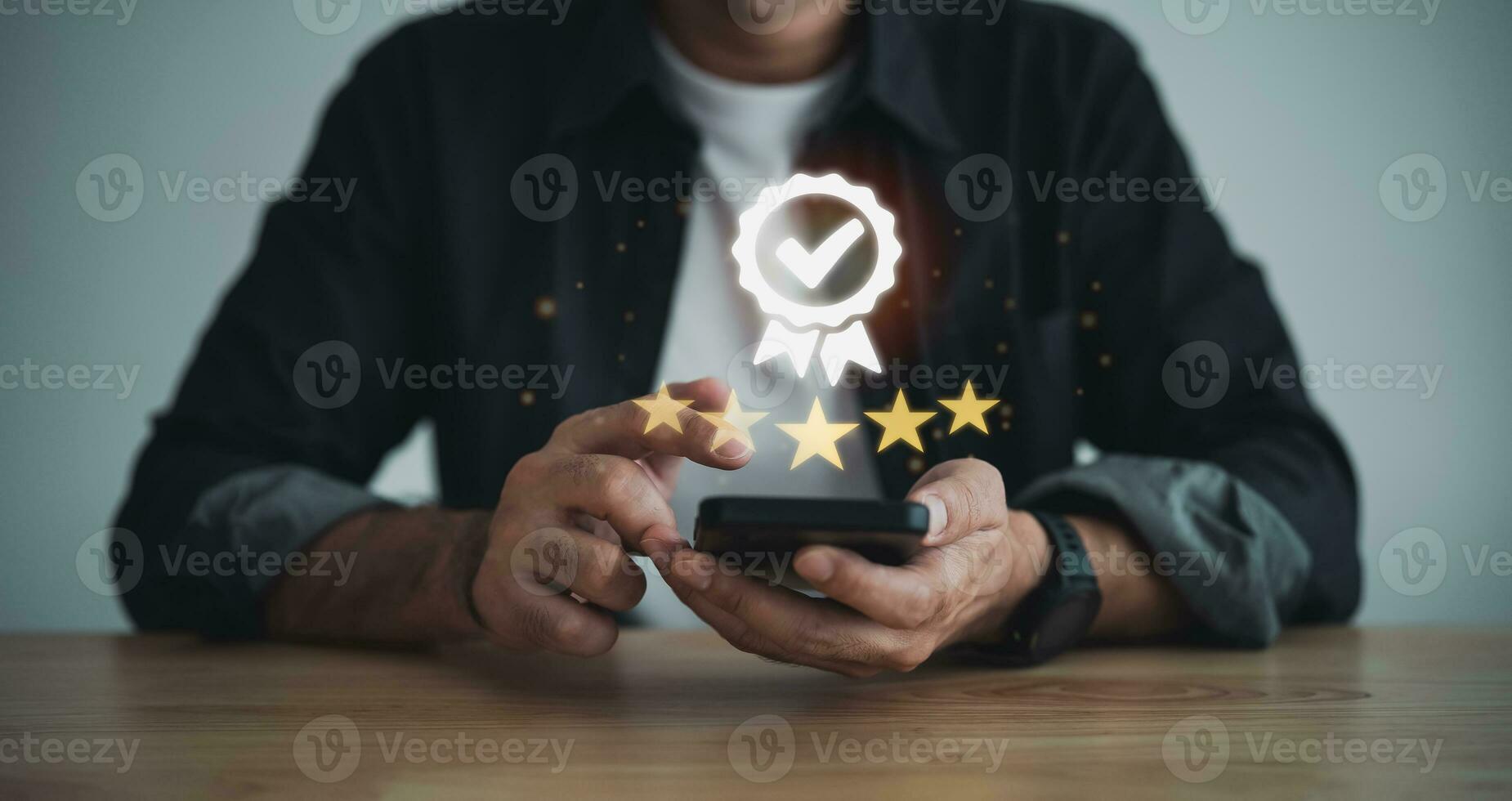 hombre mano utilizar móvil toque icono Proporcionar un cinco estrellas prima servicio. mano hombre demostración premio alto normas son garantizado, Servicio calidad, el garantía cinco estrellas. garantizar el calidad concepto. foto