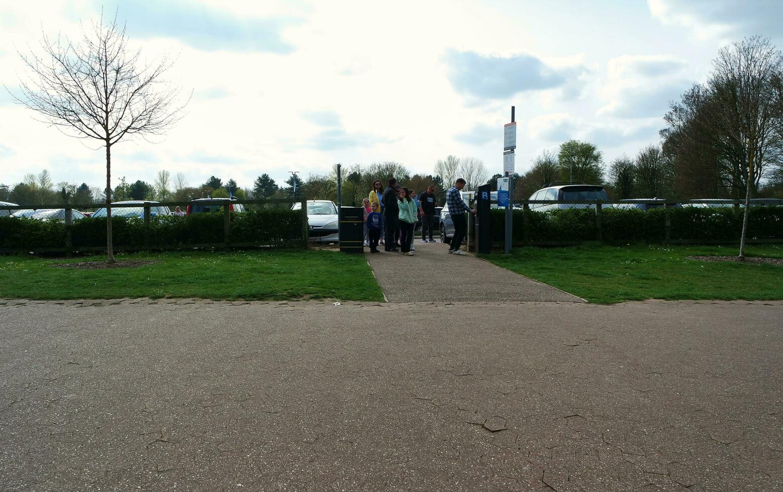 hermosa ver de personas caminando y visitando el willen lago de milton Keynes ciudad de Inglaterra Reino Unido, imagen capturado en abril 9, 2023 foto