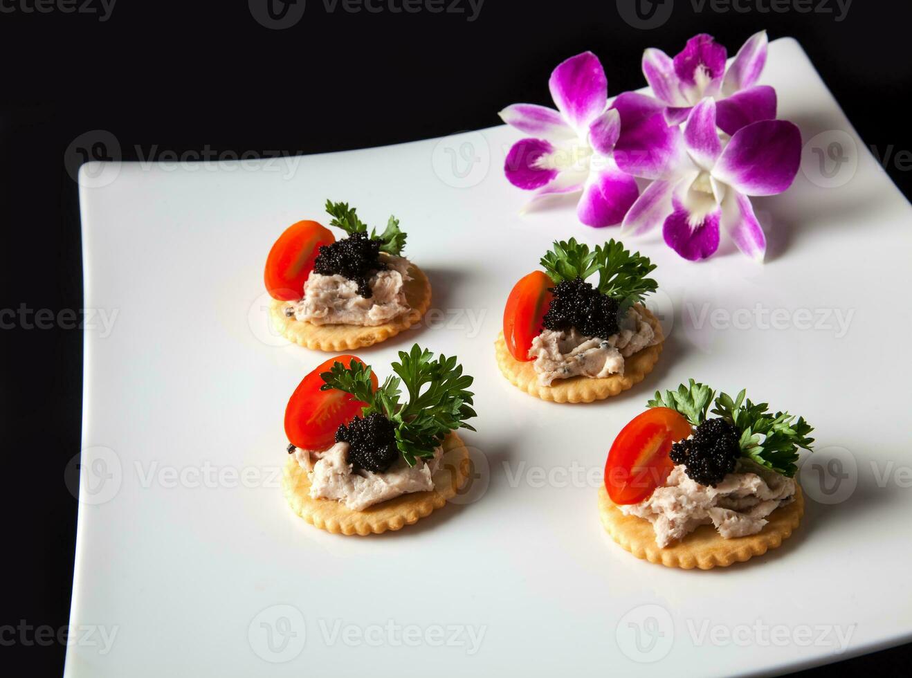 canapé atún y caviar foto