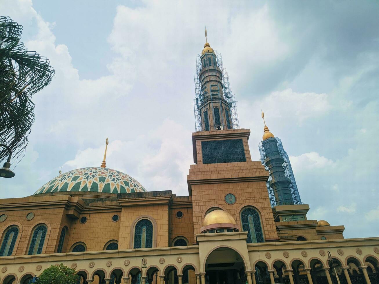 The Islamic Center, the largest mosque in the city of Samarinda, East Kalimantan, is suitable as a tourist attraction photo