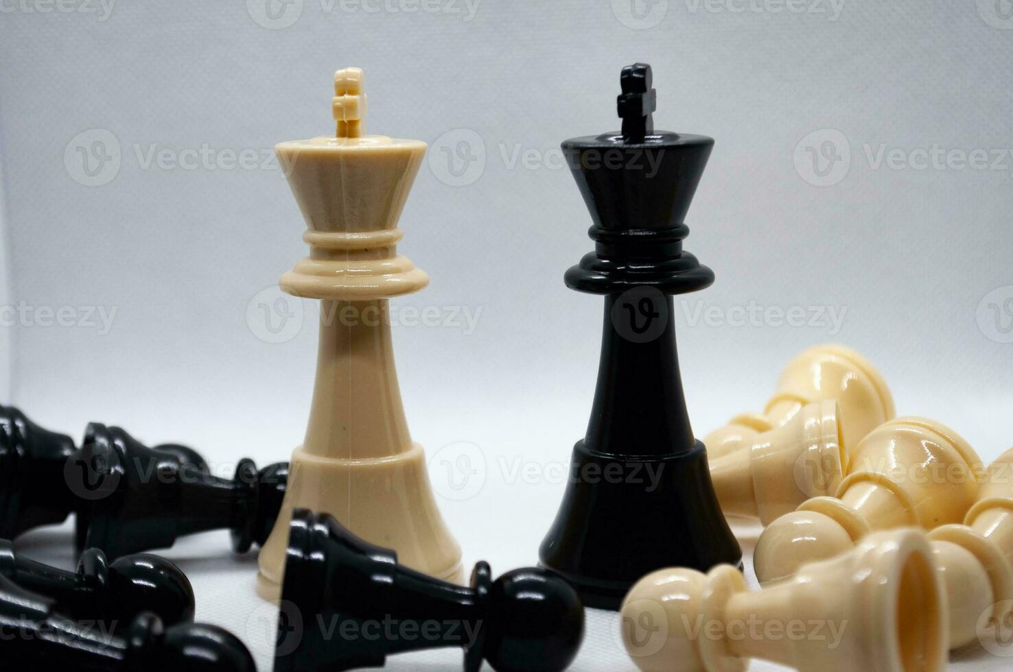 cerca arriba de reyes de ajedrez juego. batalla, estrategia y táctica. foto