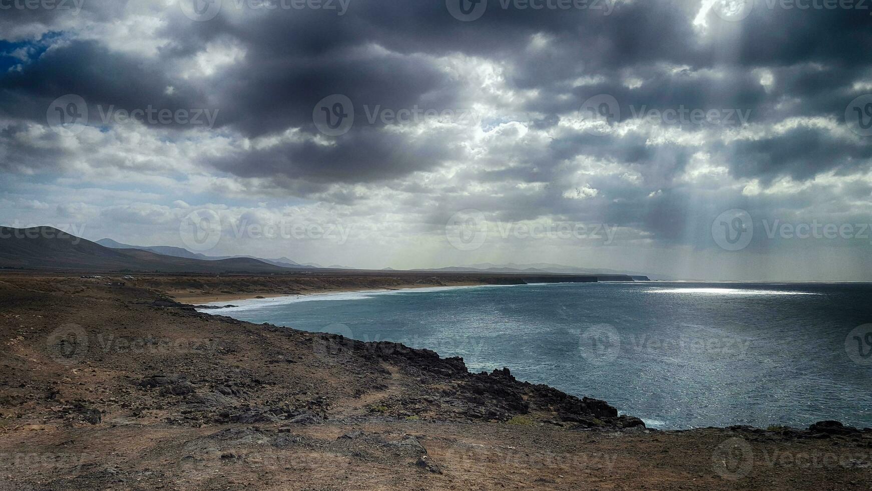 paisaje de el canario isla fueratentra en el rocas y el Oceano y el cielo con nubes en enero foto