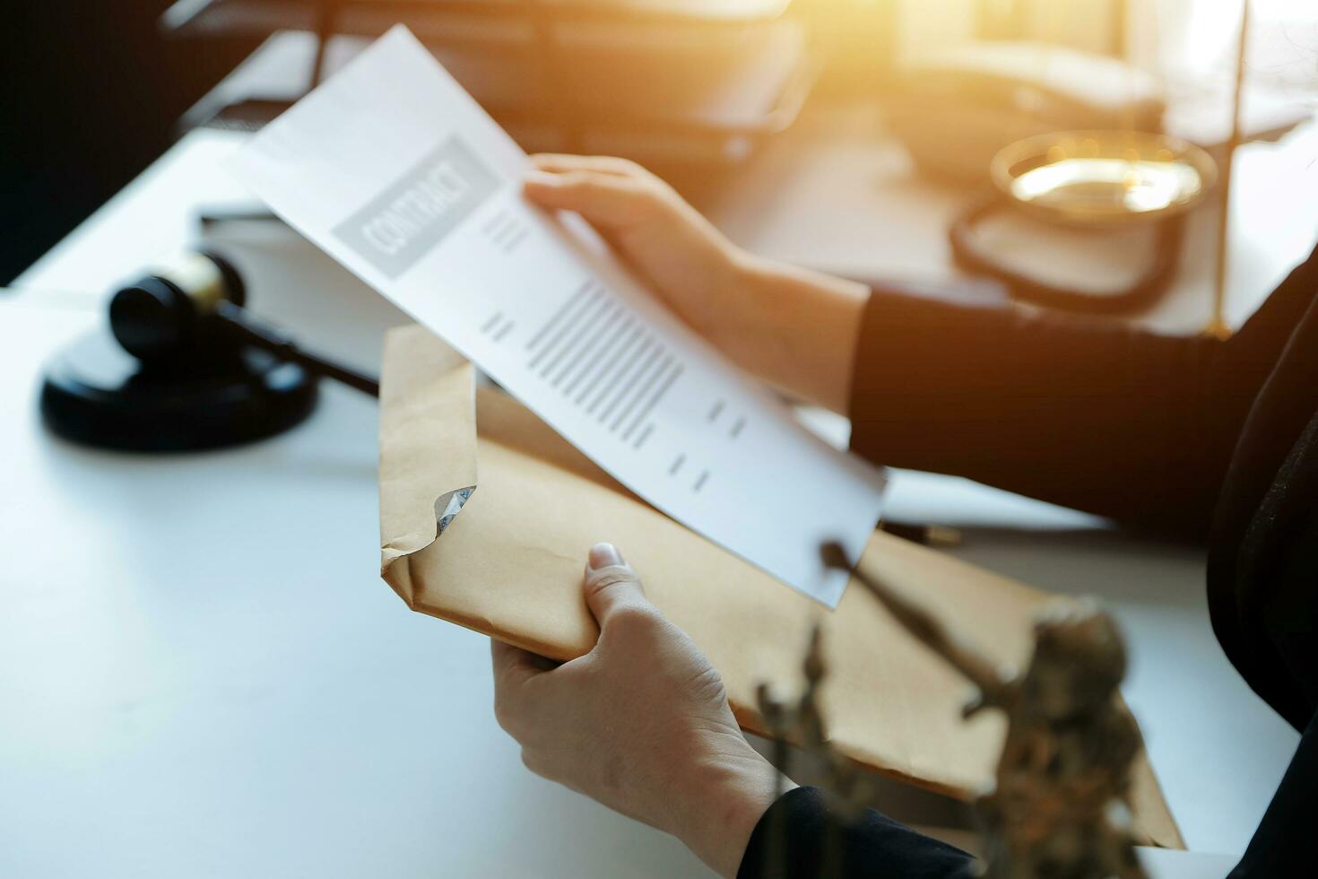 martillo de juez con abogados de justicia que tienen una reunión de equipo en el bufete de abogados en segundo plano. conceptos de derecho. foto