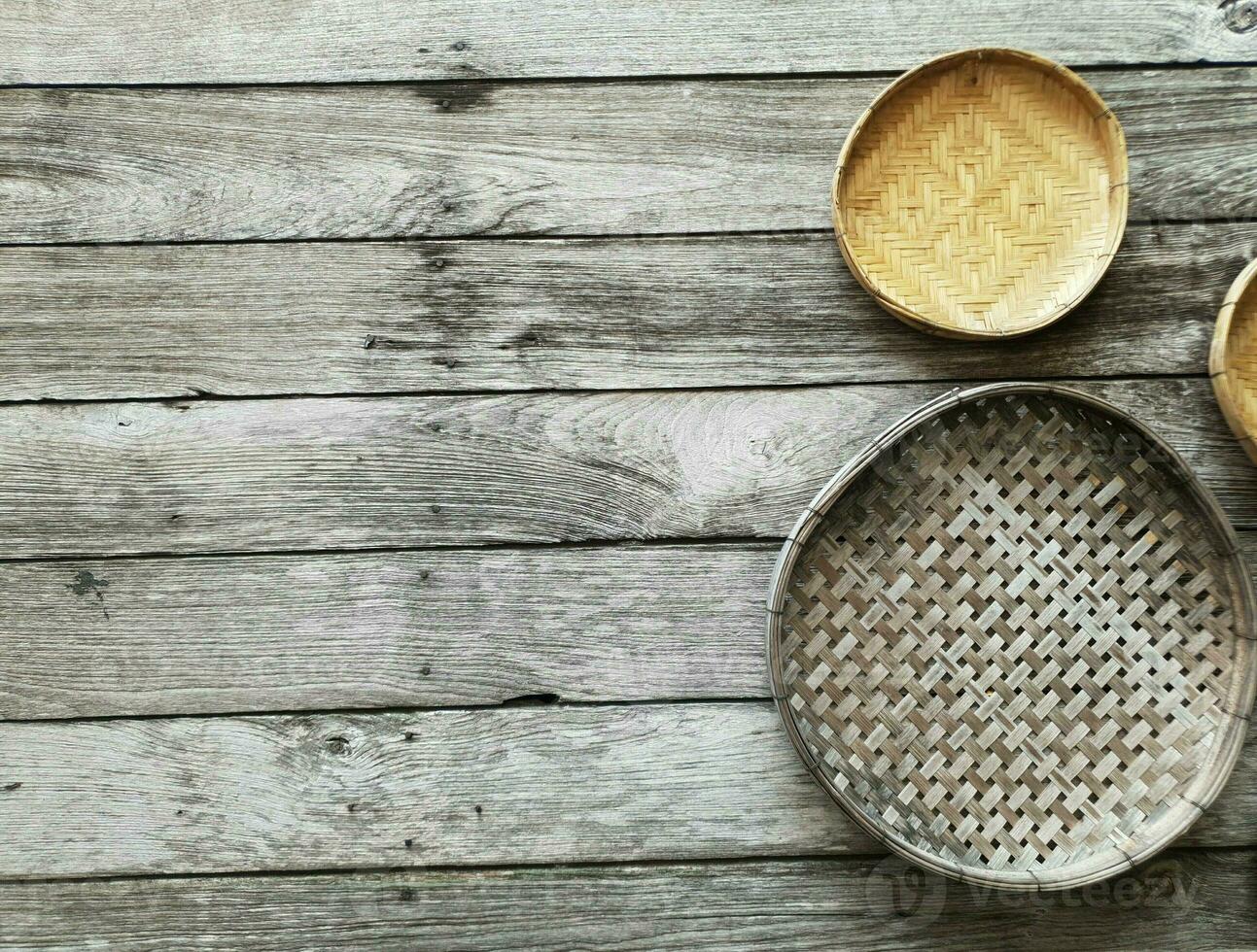 el ligero marrón de madera cesta mira hermosa como un pared decoración en el hogar o jardín. foto