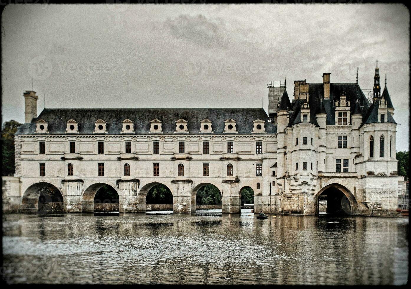 chenonceau castillo reflejando en cher río foto