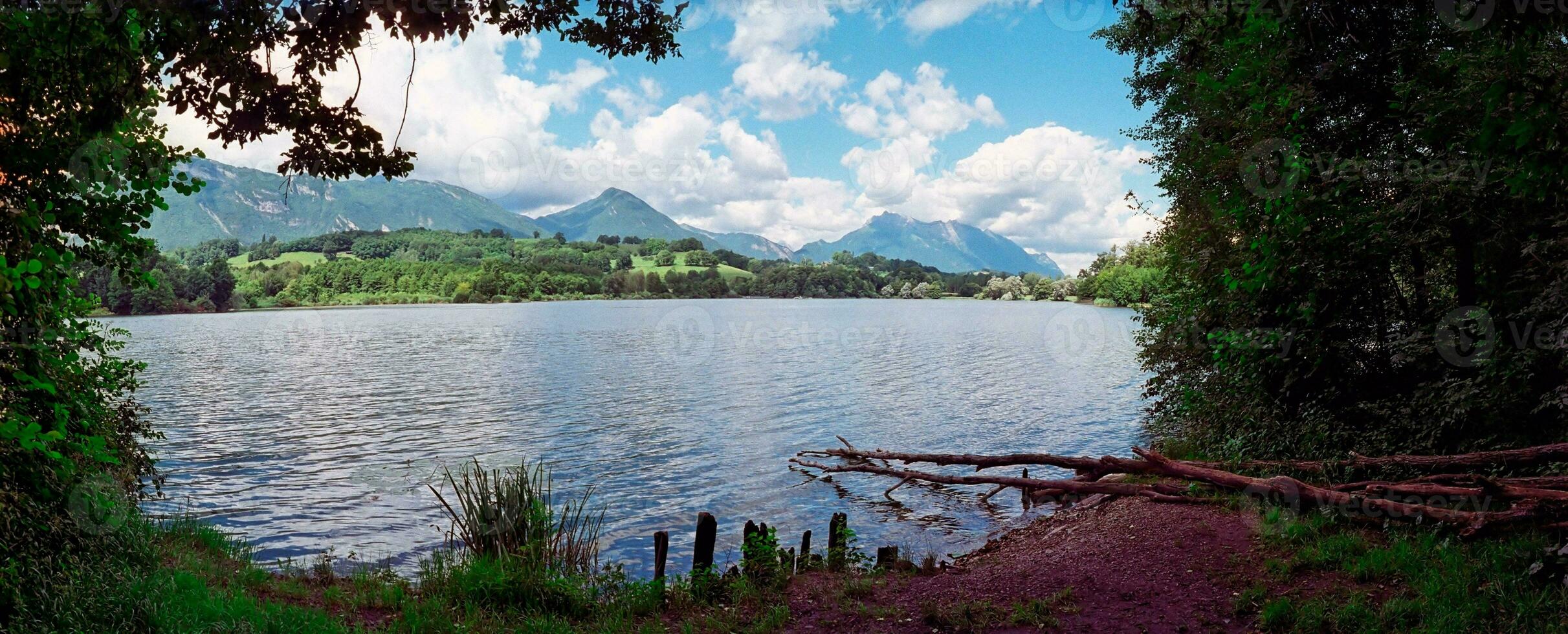 serenidad a lago Santo helena, saboya, Francia foto