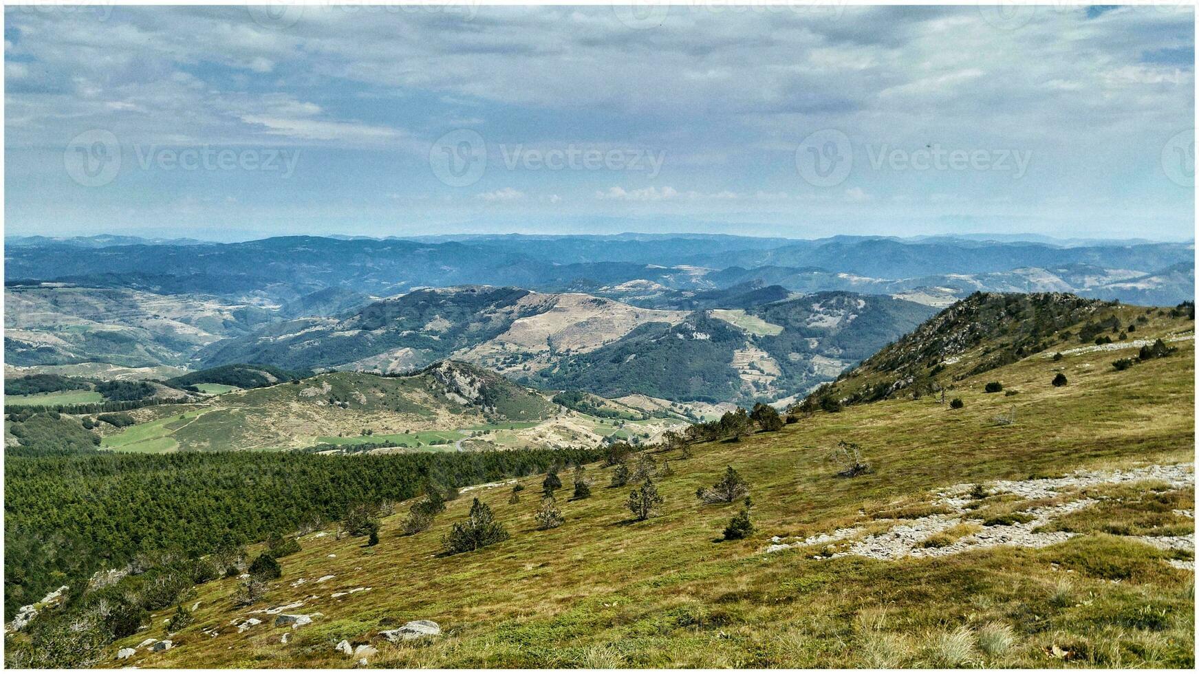 otoño montaña paisaje en haut fuerza, macizo central, Francia foto