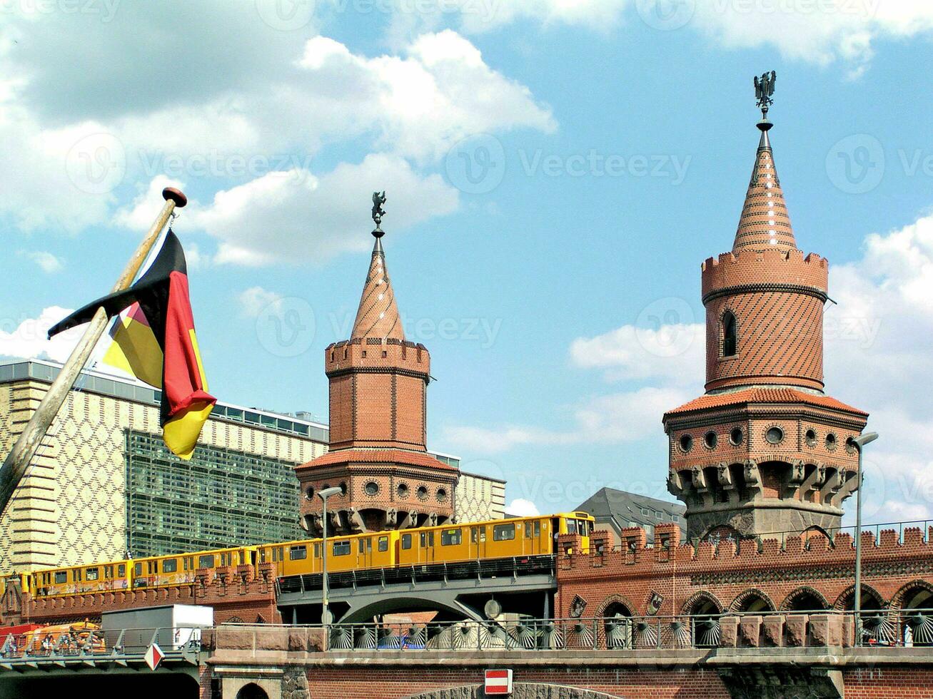 Berlina icónico Oberbaumbrücke y metro foto