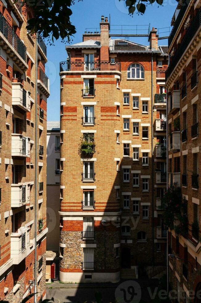 parisino edificio, 12mo distrito, hermosa verano ligero foto