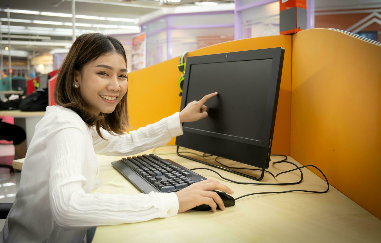 hermosa asiático negocio mujer márketing vía computadora en el empresa oficina. foto