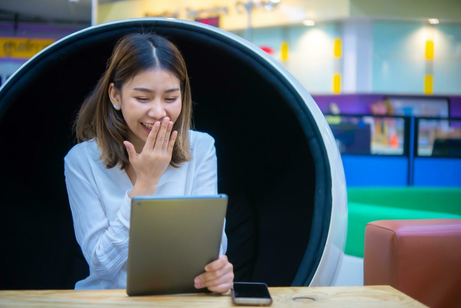 Brautiful asian business woman with happy expression suggests that she has just received good news or achieved a successful outcome in her digital marketing efforts. photo