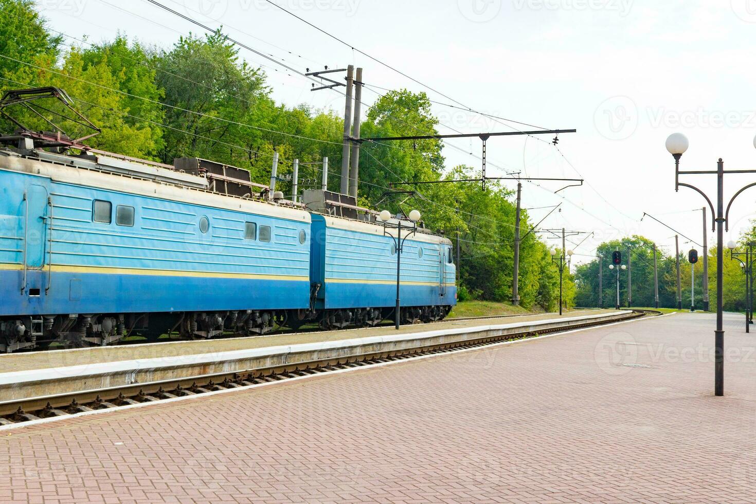 antiguo azul pasajero tren a el ferrocarril estación foto