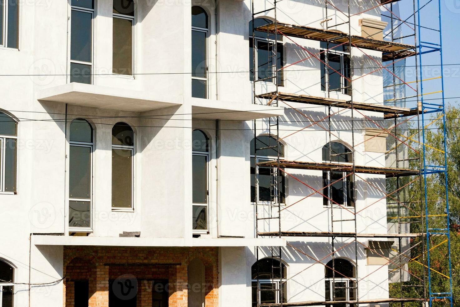 extenso andamio para edificio un nuevo casa. restricción de plataformas para edificio trabajos foto