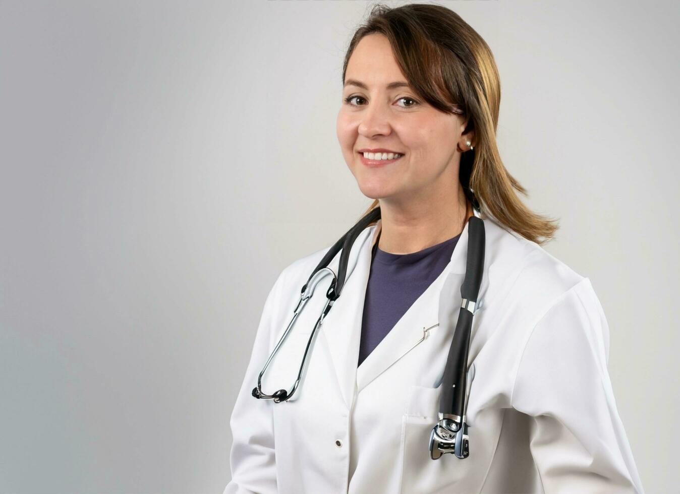 perfil foto de atractivo médico dama pacientes consulta simpático sonriente de confianza virología clínica brazos cruzado vestir blanco laboratorio Saco estetoscopio aislado gris color fondo.ai generativo