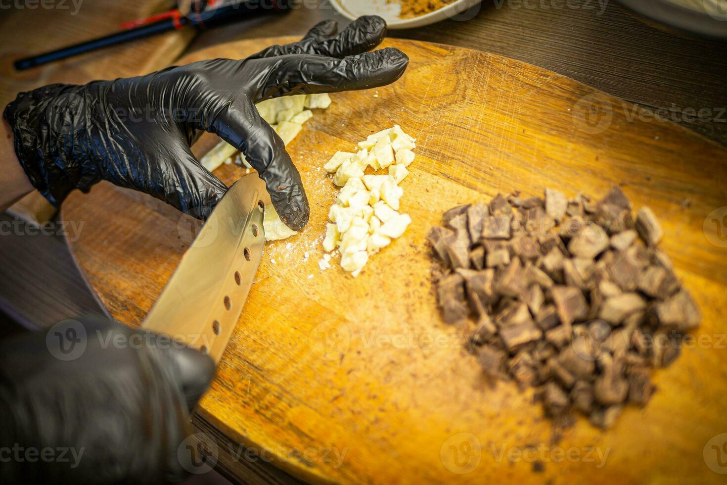 mujer Cocinando sabroso Derretido chocolate en mesa en cocina. foto