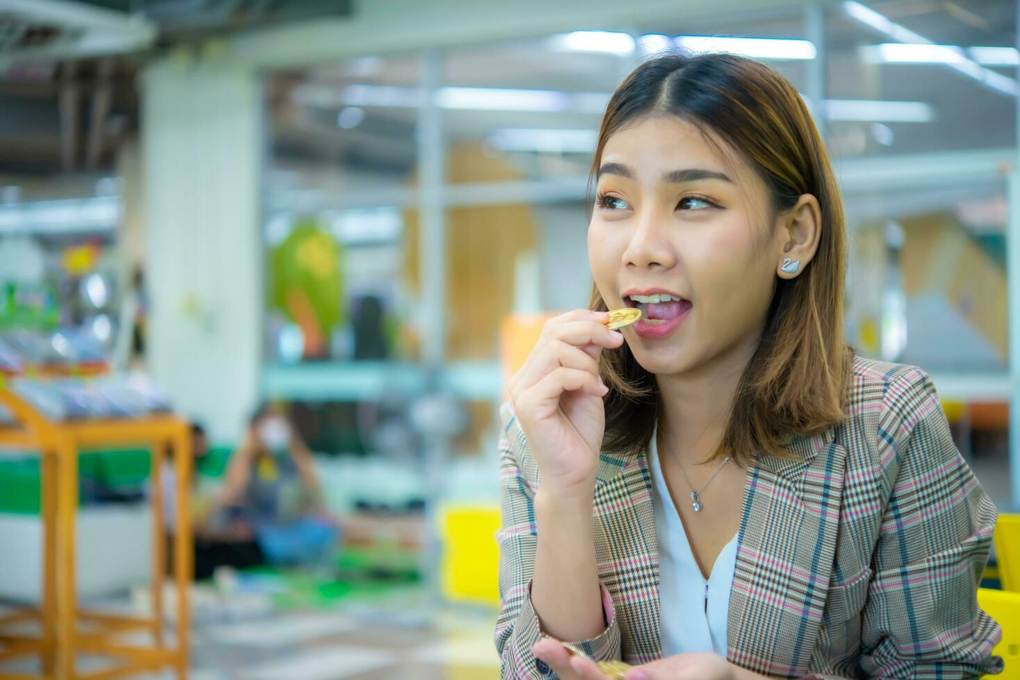 hermosa asiático joven hermosa negocio mujer interino a comer whi foto