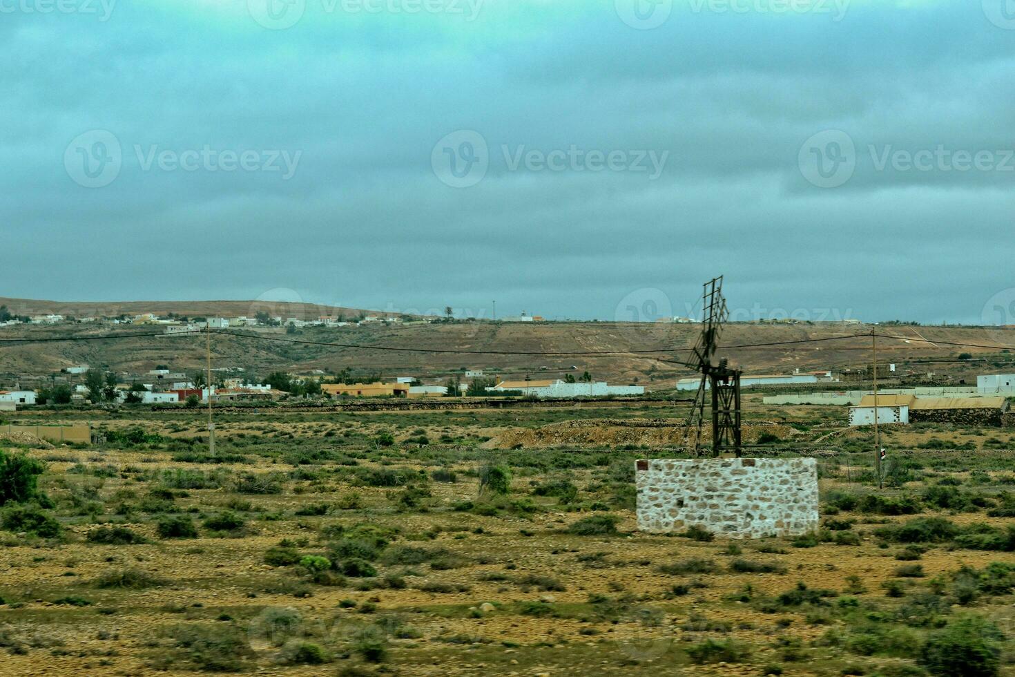 vacío misterioso montañoso paisaje desde el centrar de el canario isla Español fuerteventura con un nublado cielo y original molinos de viento foto