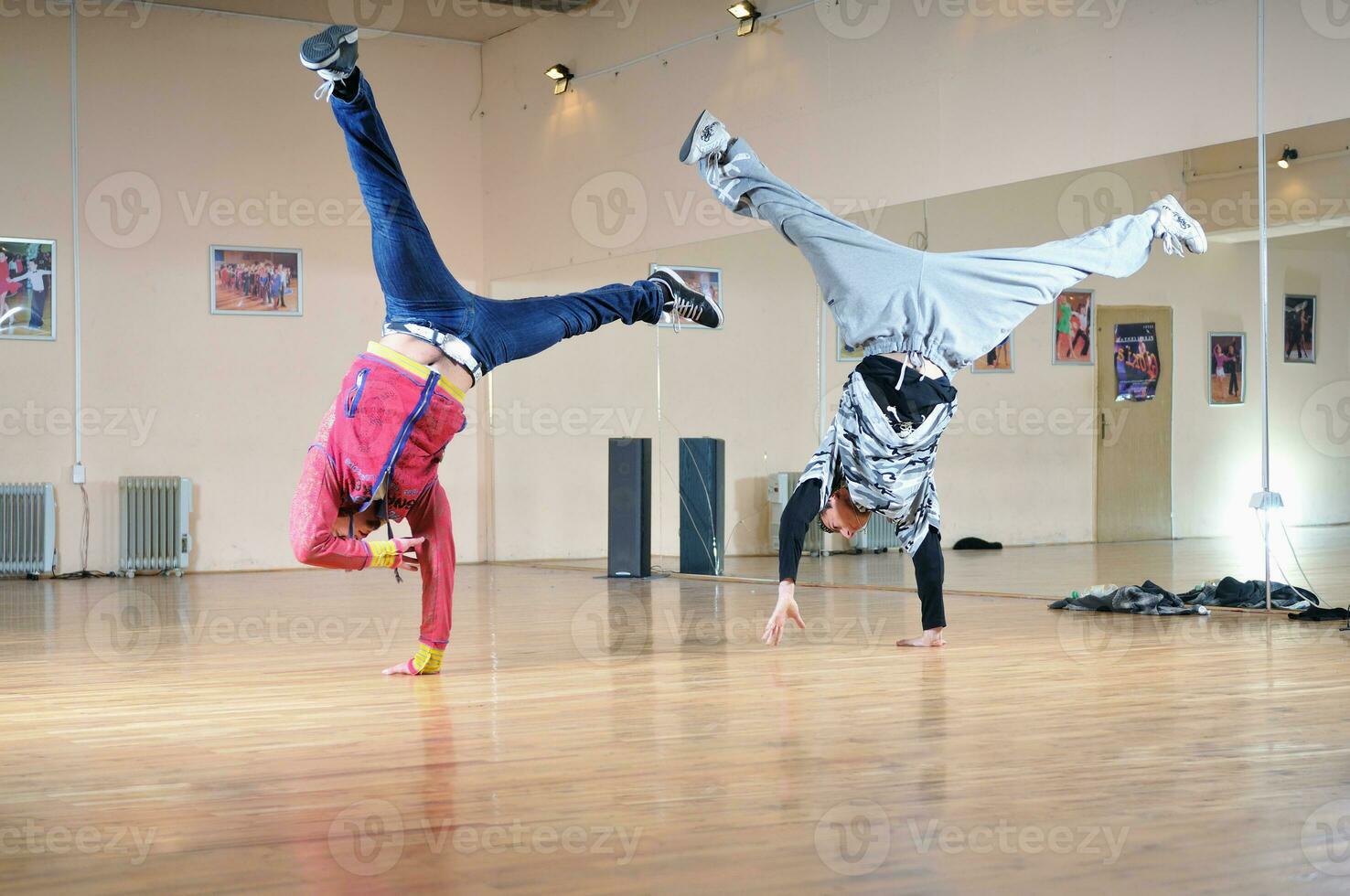 adolescente grupo de descanso bailarines foto