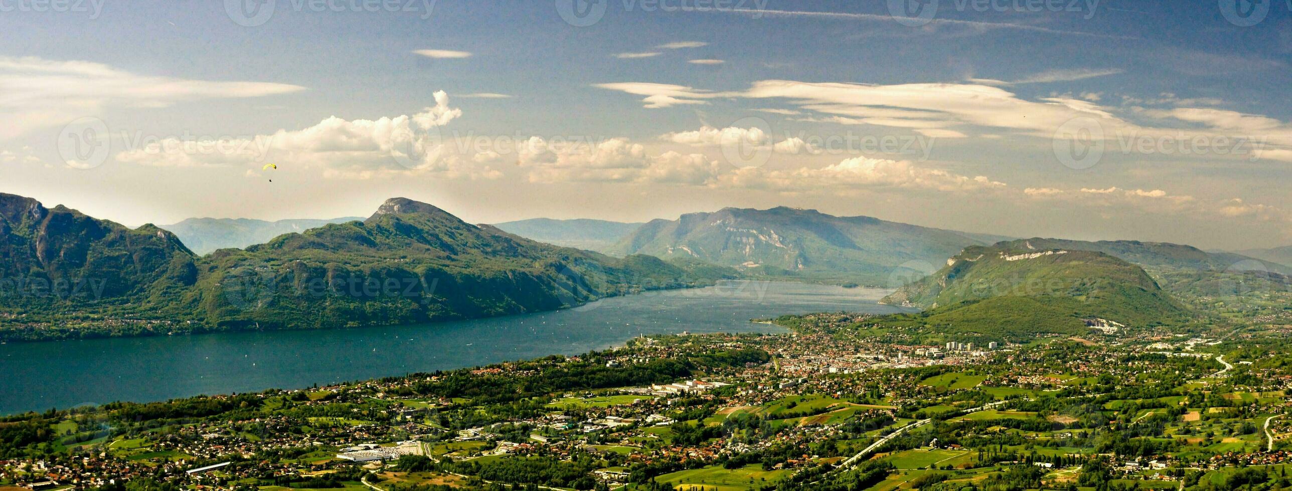 tranquilo vistas con vista a lago du borgoña desde pragondran en el bauges macizo foto