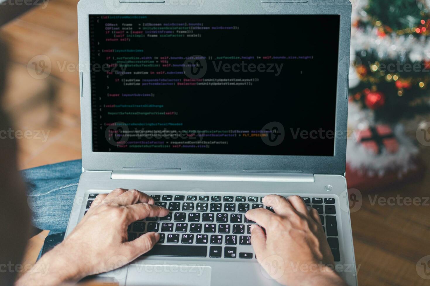 programador codificación, compilador, codificar, depurar, y desarrollador solicitud software para negocio corporativo con ordenador portátil computadora. hombre programación codificación web aplicación desde trabajo a hogar, código espectáculo pantalla monitor foto