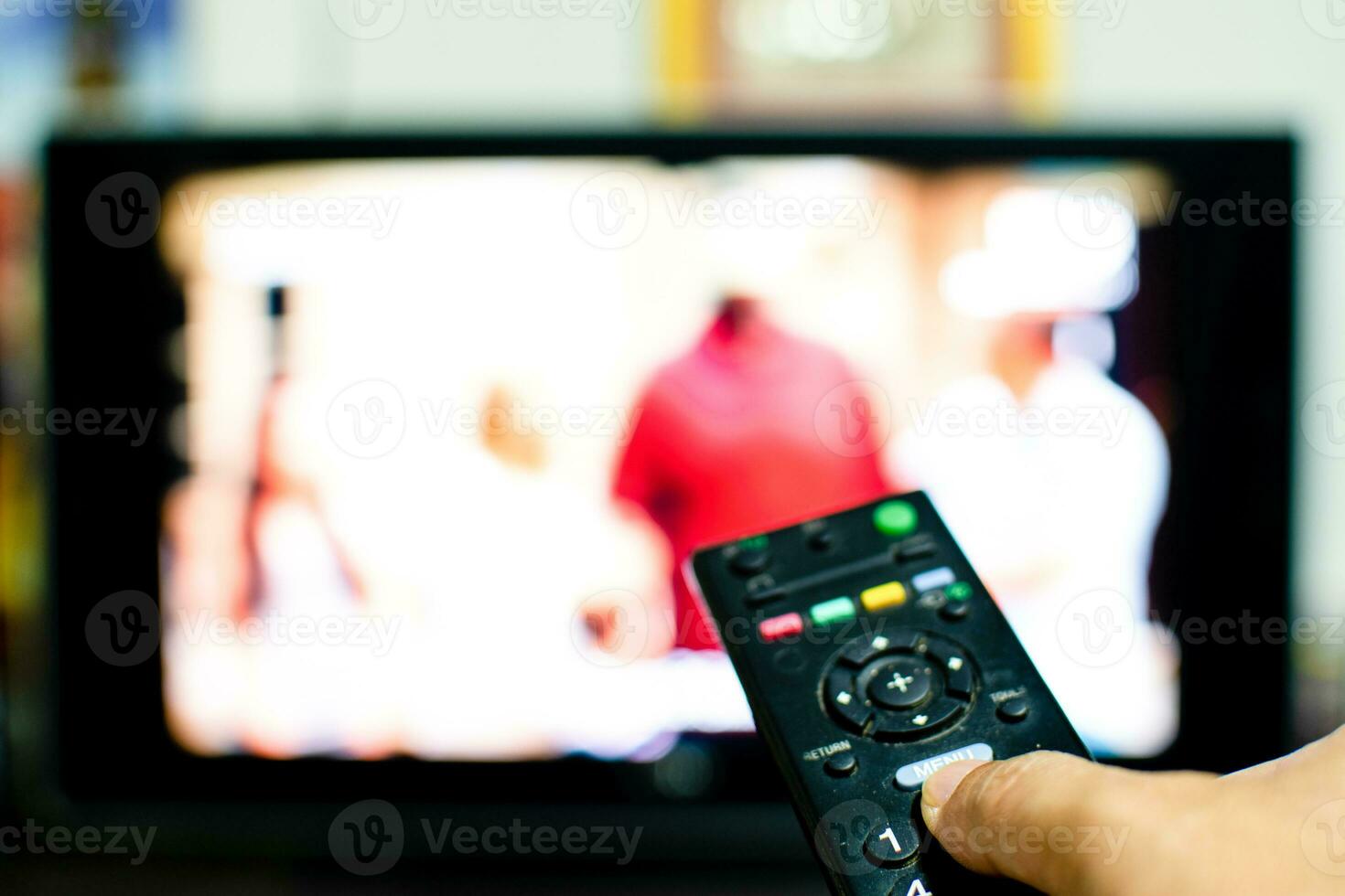 el del hombre participación y presionado el remoto controlar a giro en el televisión y reloj eso a noche. reloj películas en televisión en el vivo habitación a noche. giro en el televisión a noche en un hogar. selectivo de enfocar. de cerca foto