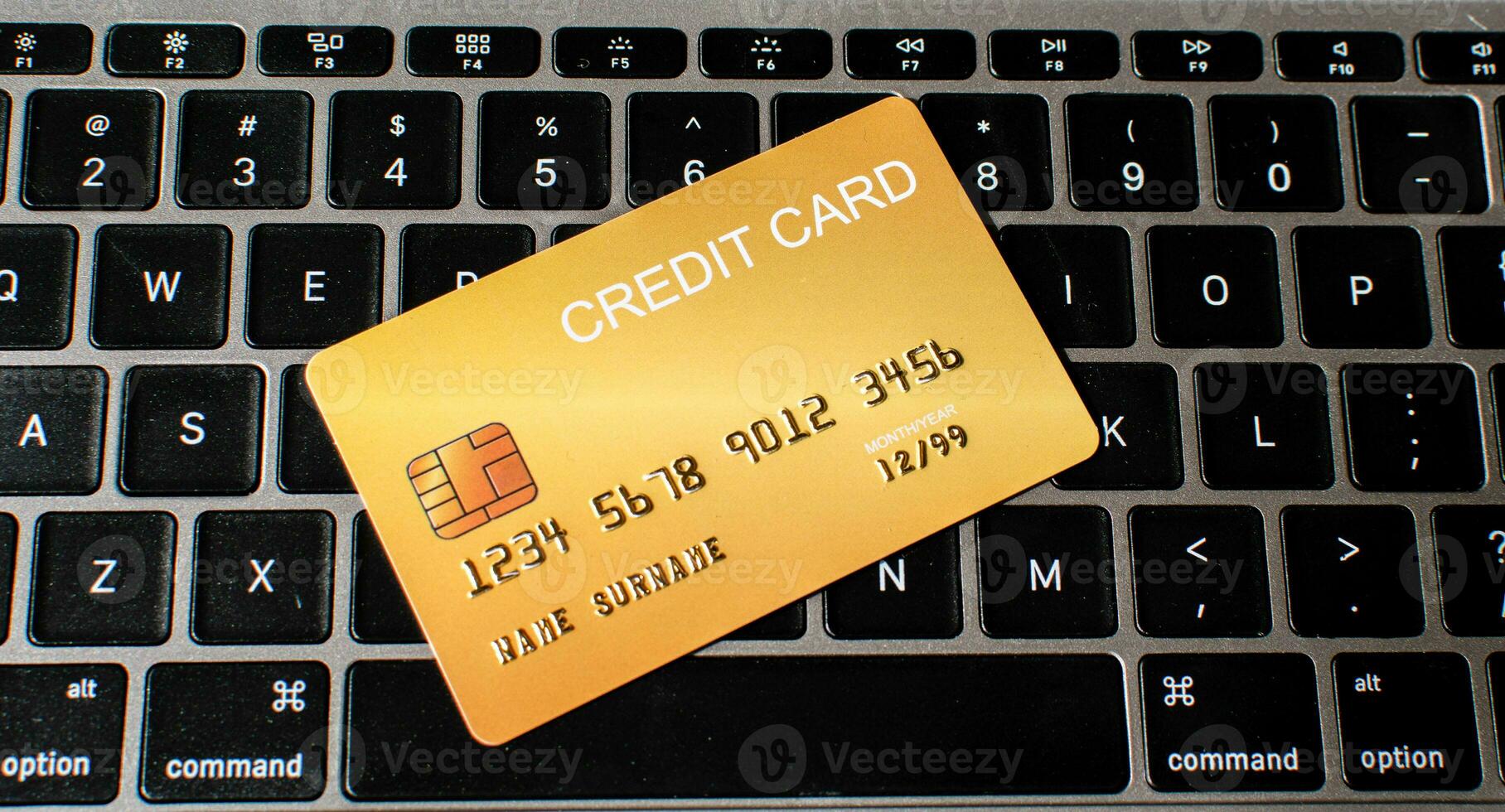 un crédito tarjeta sentado en un teclado foto
