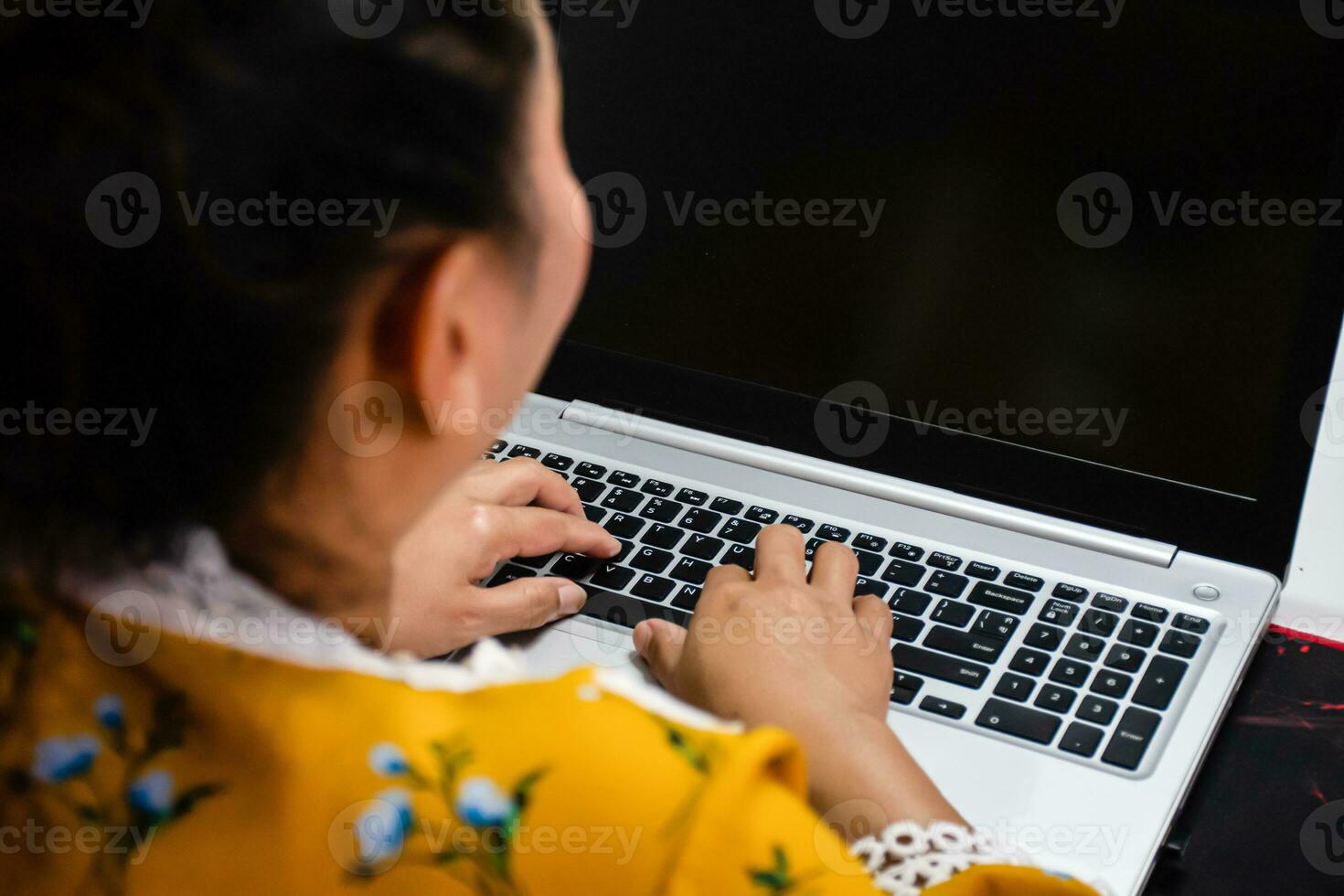 un mujer utilizando un ordenador portátil computadora con llave datos a trabajo a hogar por tomando un de cerca foto de el atrás.