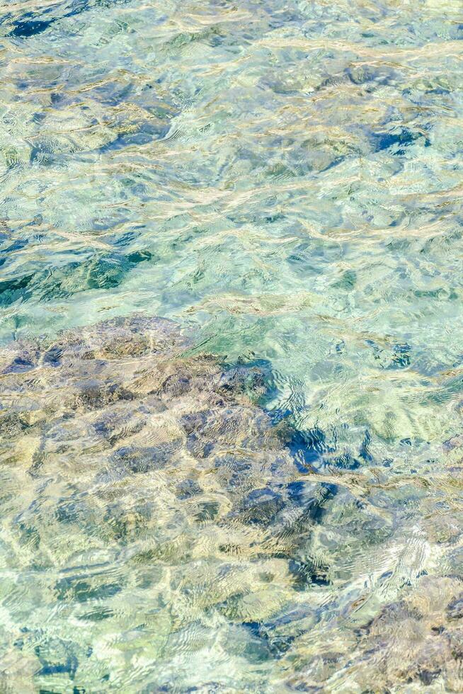 el Oceano agua es claro y azul foto