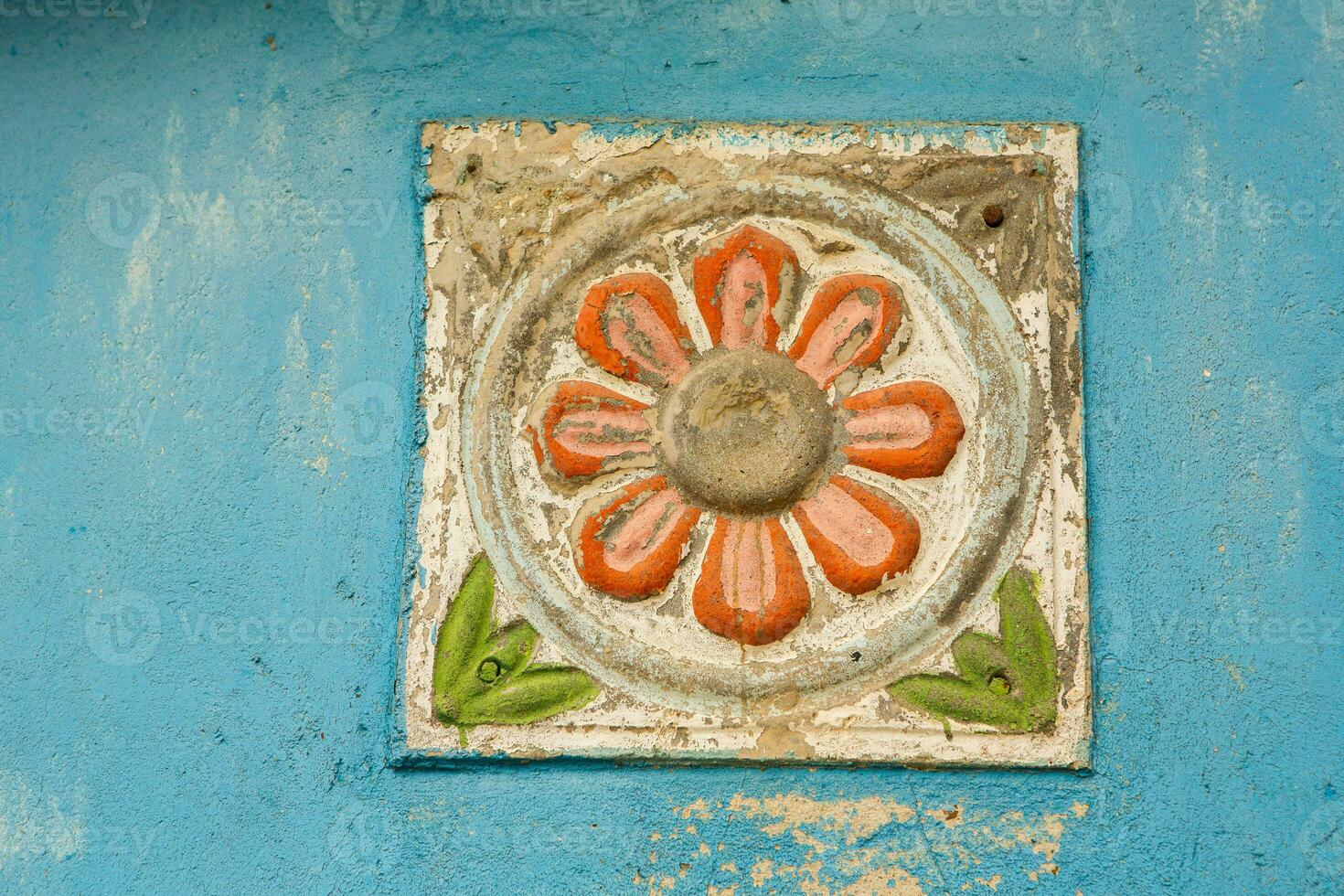 The gate to the house is decorated with a pattern of metal. Old abandoned house in the village Old iron gate in the yard of a country house. Green metal gate. photo