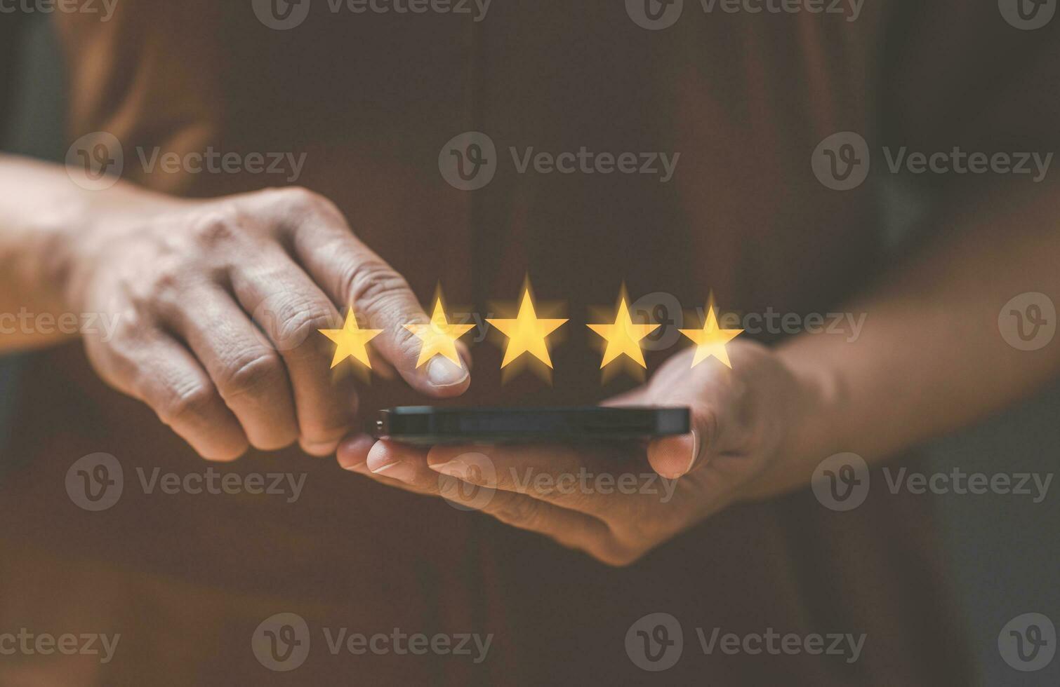 cliente Servicio experiencia y negocio satisfacción encuesta. mujer utilizando teléfono inteligente, dar cinco estrella símbolo a incrementar clasificación de producto, Servicio mente concepto. negocio corporativo encuesta de servicio. foto