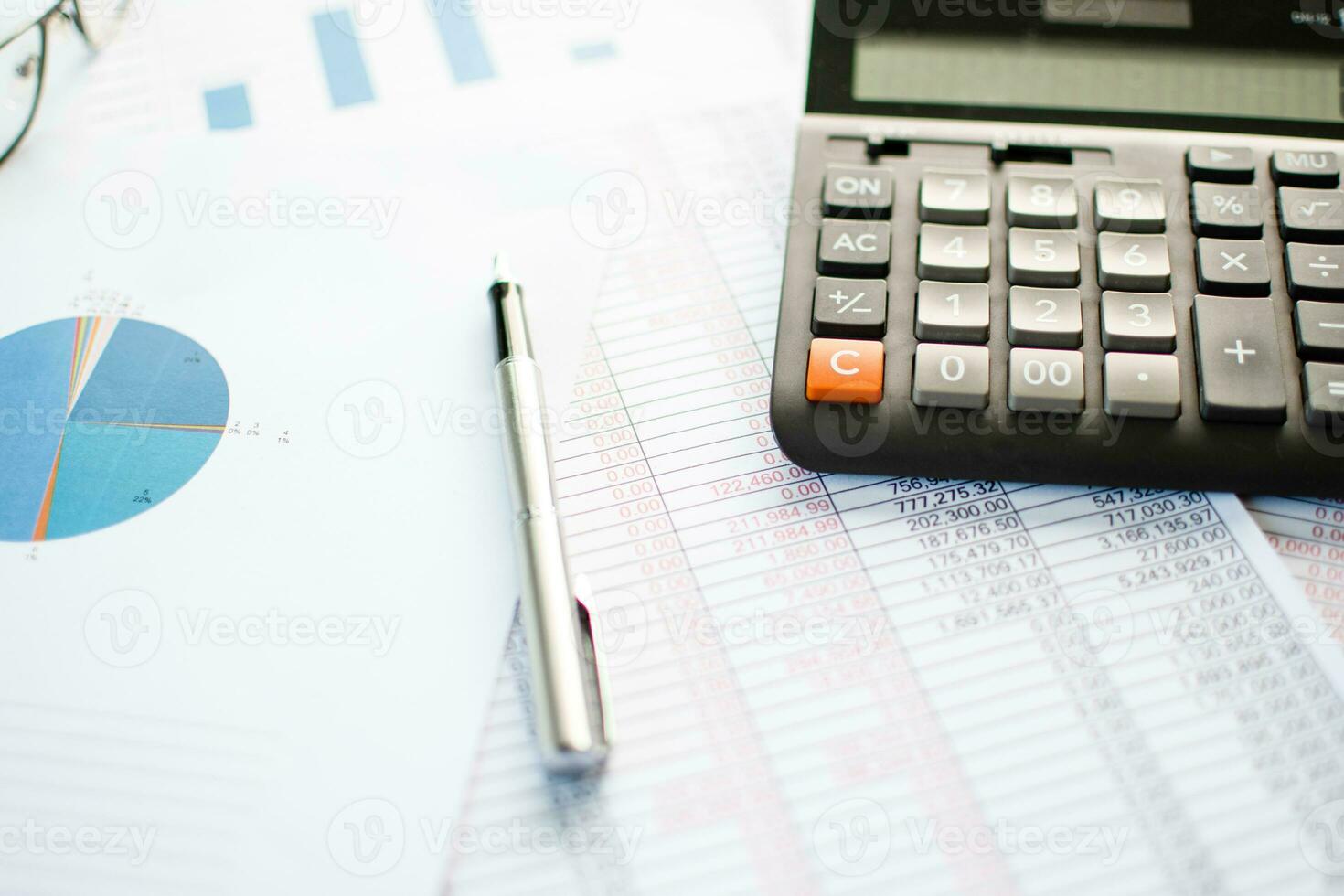 financiero contabilidad, de cerca calculadora y números en papel, muchos números, grafico, bolígrafo, lentes en papel, documentos metido en el mesa en el oficina, borroso antecedentes. foto